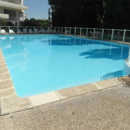 2 Pers Avec Terrasse, Piscine Et Proche Plage, - Fr-1-246-725 *