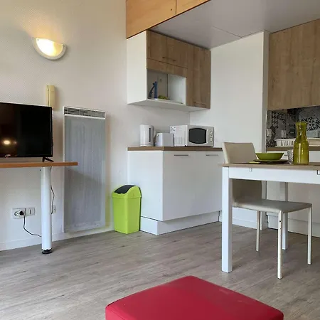2 Pers Avec Terrasse, Piscine Et Proche Plage, - Fr-1-246-725